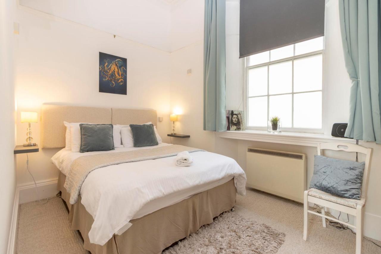 **Sunny And Bright, Thatchers Rock One Bed Beach Front Apartment*** Torquay Exterior photo